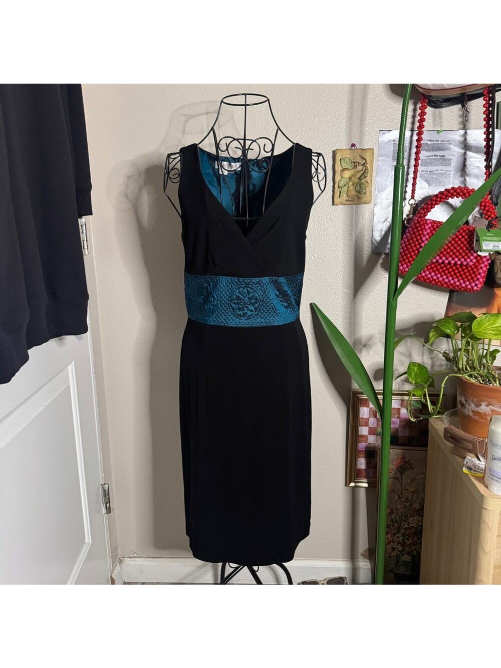 Kay Unger Sleeveless V Neck Sheath Dress 6